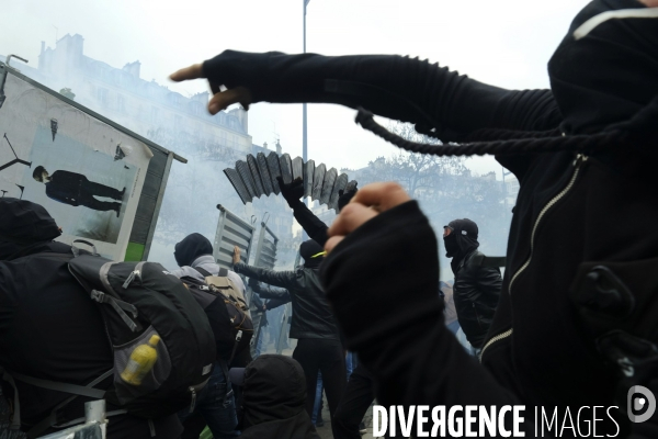 Le premier anniversaire du mouvement des Gilets jaunes Paris 2019 yellow vest (gilets jaunes) mark the first anniversary Paris