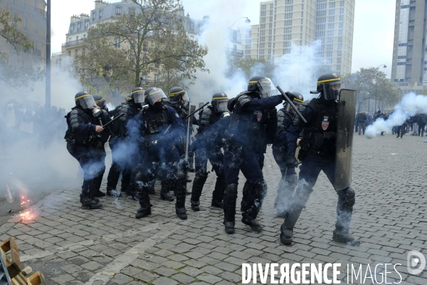 LeÊpremier anniversaireÊdu mouvement desÊGilets jaunes Paris 2019 yellow vest (gilets jaunes) mark the first anniversary Paris