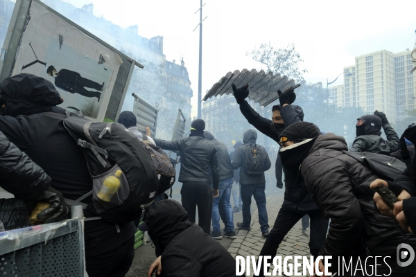 Le premier anniversaire du mouvement des Gilets jaunes Paris 2019 yellow vest (gilets jaunes) mark the first anniversary Paris