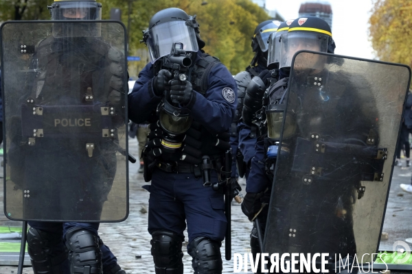 LeÊpremier anniversaireÊdu mouvement desÊGilets jaunes Paris 2019 yellow vest (gilets jaunes) mark the first anniversary Paris