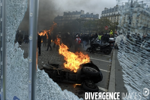 LeÊpremier anniversaireÊdu mouvement desÊGilets jaunes Paris 2019 yellow vest (gilets jaunes) mark the first anniversary Paris