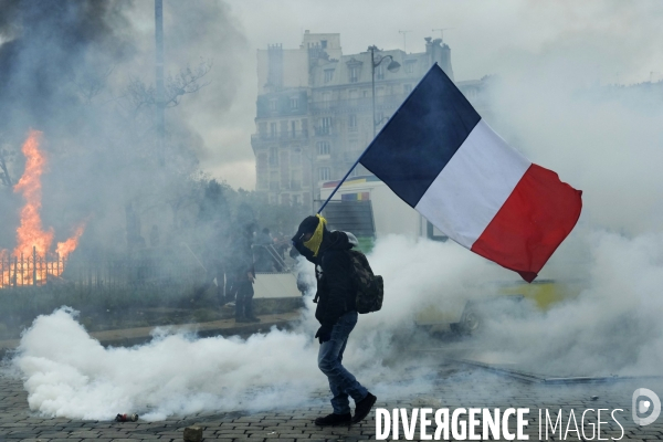 Le premier anniversaire du mouvement des Gilets jaunes Paris 2019 yellow vest (gilets jaunes) mark the first anniversary Paris