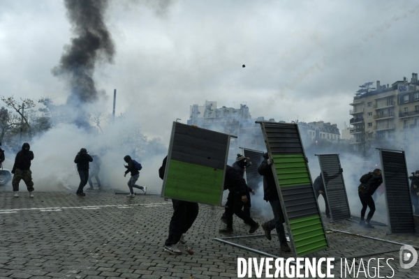 LeÊpremier anniversaireÊdu mouvement desÊGilets jaunes Paris 2019 yellow vest (gilets jaunes) mark the first anniversary Paris