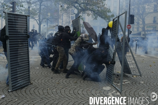 LeÊpremier anniversaireÊdu mouvement desÊGilets jaunes Paris 2019 yellow vest (gilets jaunes) mark the first anniversary Paris