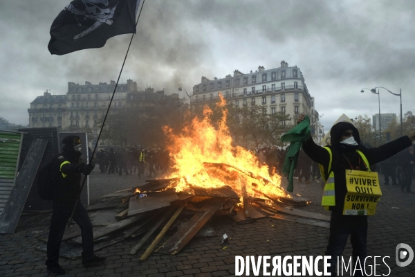 LeÊpremier anniversaireÊdu mouvement desÊGilets jaunes Paris 2019 yellow vest (gilets jaunes) mark the first anniversary Paris