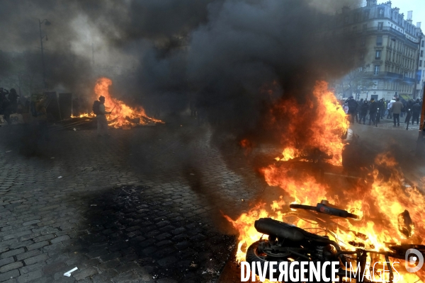 Le premier anniversaire du mouvement des Gilets jaunes Paris 2019 yellow vest (gilets jaunes) mark the first anniversary Paris