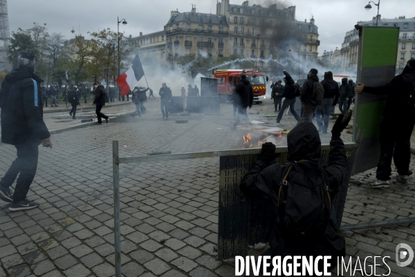 LeÊpremier anniversaireÊdu mouvement desÊGilets jaunes Paris 2019 yellow vest (gilets jaunes) mark the first anniversary Paris