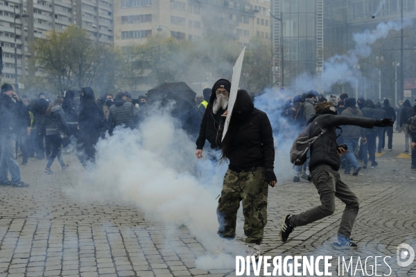 LeÊpremier anniversaireÊdu mouvement desÊGilets jaunes Paris 2019 yellow vest (gilets jaunes) mark the first anniversary Paris