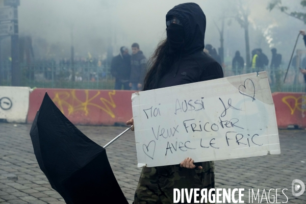 LeÊpremier anniversaireÊdu mouvement desÊGilets jaunes Paris 2019 yellow vest (gilets jaunes) mark the first anniversary Paris