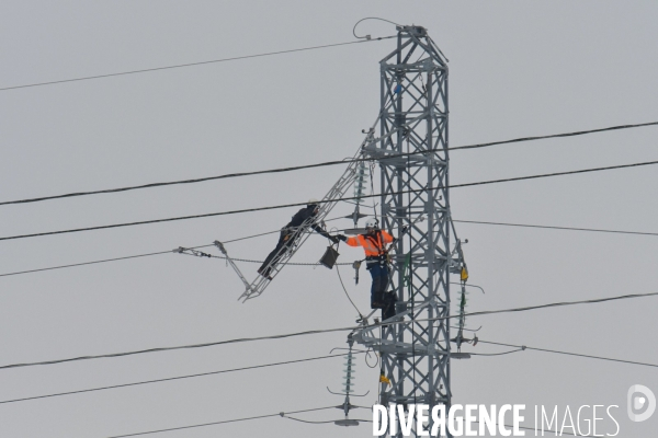 Aprés la neige, réparations acrobatiques sur le réseau électrique haute tension