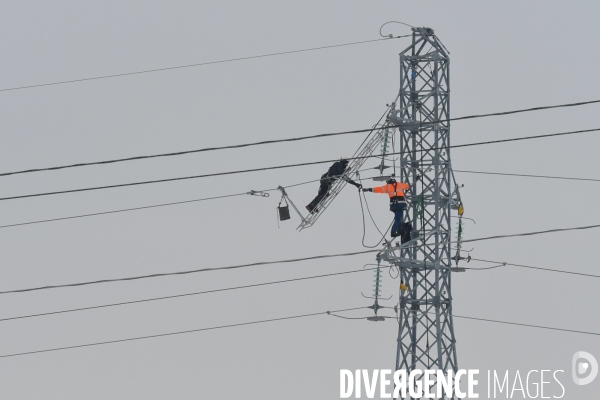 Aprés la neige, réparations acrobatiques sur le réseau électrique haute tension