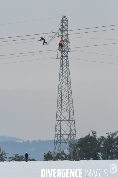 Aprés la neige, réparations acrobatiques sur le réseau électrique haute tension