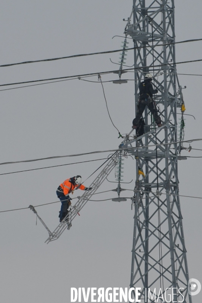 Aprés la neige, réparations acrobatiques sur le réseau électrique haute tension