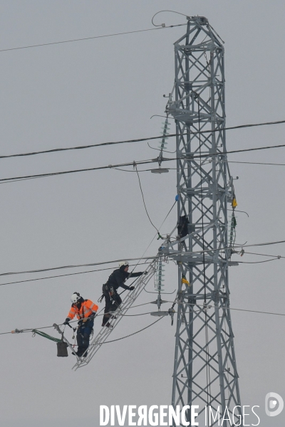 Aprés la neige, réparations acrobatiques sur le réseau électrique haute tension