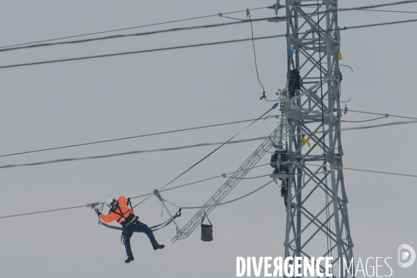 Aprés la neige, réparations acrobatiques sur le réseau électrique haute tension