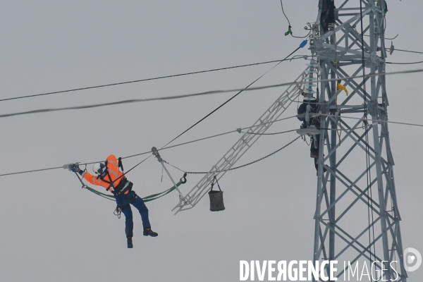 Aprés la neige, réparations acrobatiques sur le réseau électrique haute tension