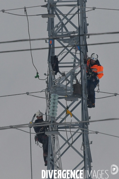 Aprés la neige, réparations acrobatiques sur le réseau électrique haute tension