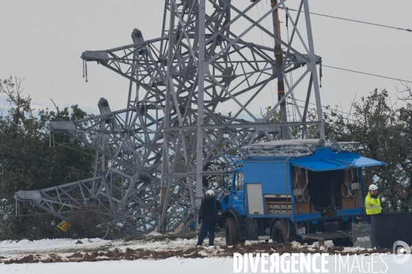 Aprés la neige, réparations acrobatiques sur le réseau électrique haute tension