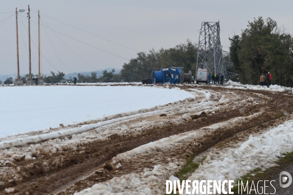 Aprés la neige, réparations acrobatiques sur le réseau électrique haute tension