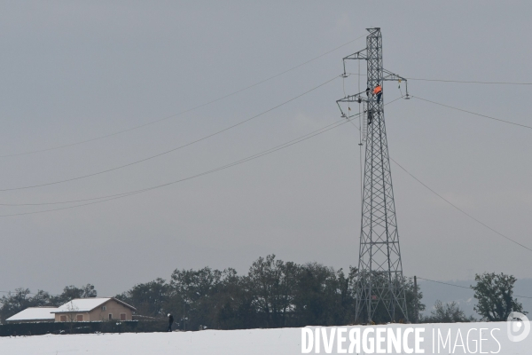 Aprés la neige, réparations acrobatiques sur le réseau électrique haute tension