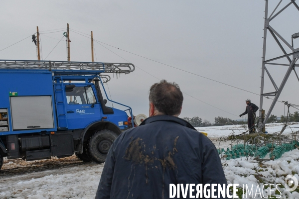 Aprés la neige, réparations acrobatiques sur le réseau électrique haute tension