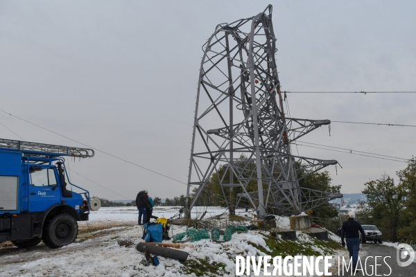 Aprés la neige, réparations acrobatiques sur le réseau électrique haute tension