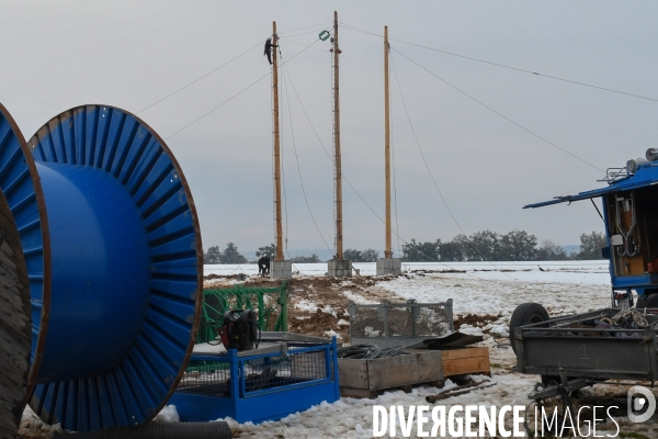 Aprés la neige, réparations acrobatiques sur le réseau électrique haute tension