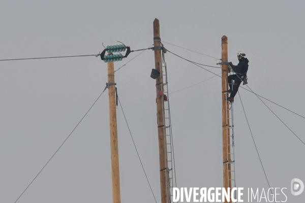 Aprés la neige, réparations acrobatiques sur le réseau électrique haute tension