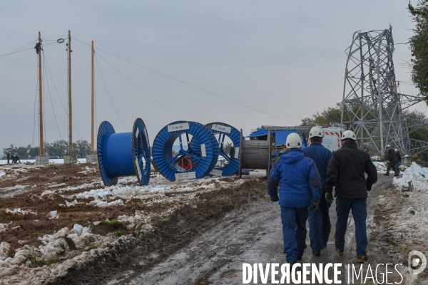 Aprés la neige, réparations acrobatiques sur le réseau électrique haute tension