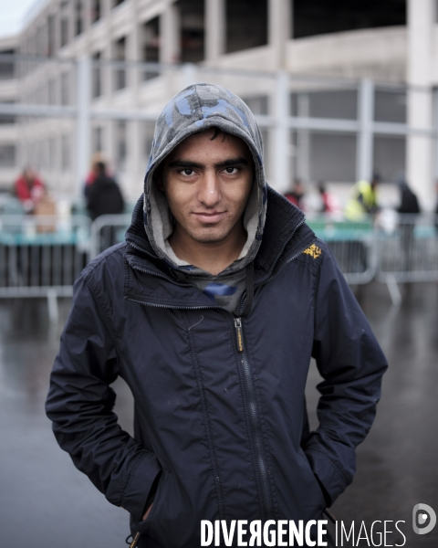 Jeune réfugié Afghan porte d Aubervilliers