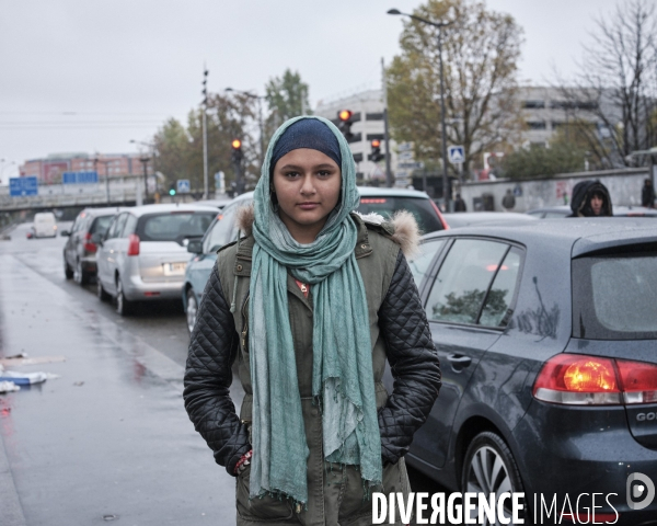 Porte de la Chapelle, jeune fille  mendiant