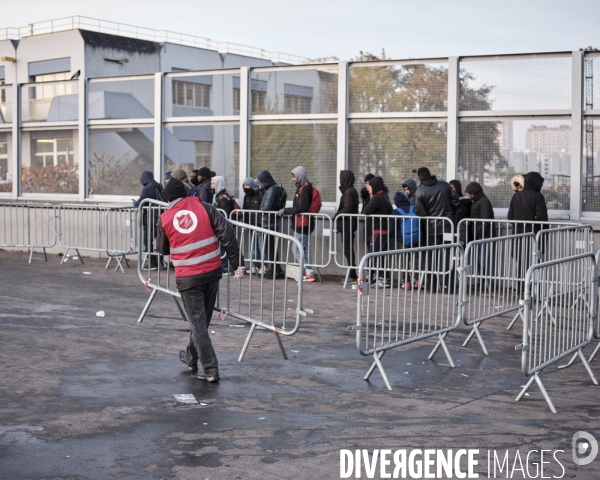 Porte d Aubervilliers , le petit déjeuner aux réfugiés par l armée du salut