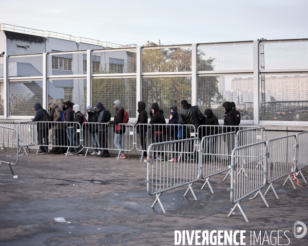 Porte d Aubervilliers , le petit déjeuner aux réfugiés par l armée du salut