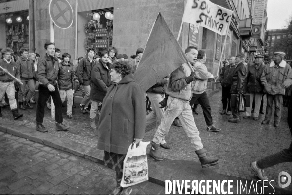 PRAGUE 1989 . La revolution de velour - The velvet revolution