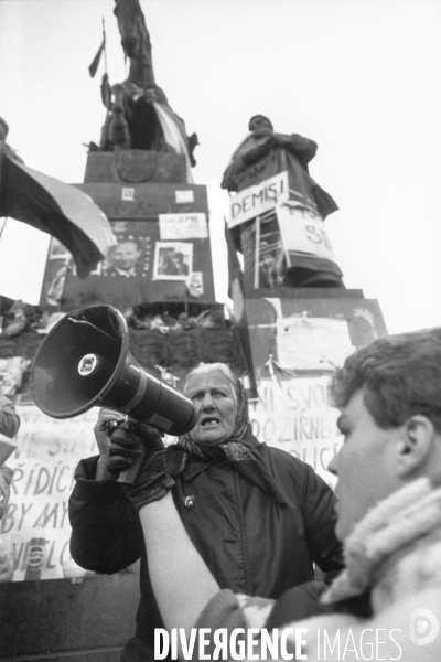PRAGUE 1989 . La revolution de velour - The velvet revolution