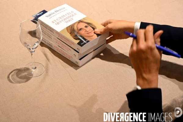 Valérie Pécresse dédicace son livre:  Et c est cela qui changea tout .