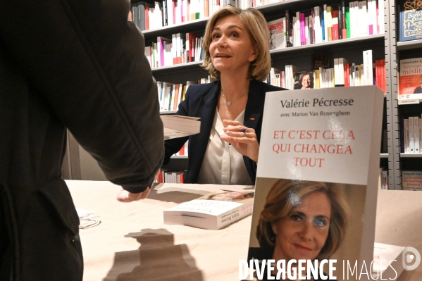 Valérie Pécresse dédicace son livre:  Et c est cela qui changea tout .