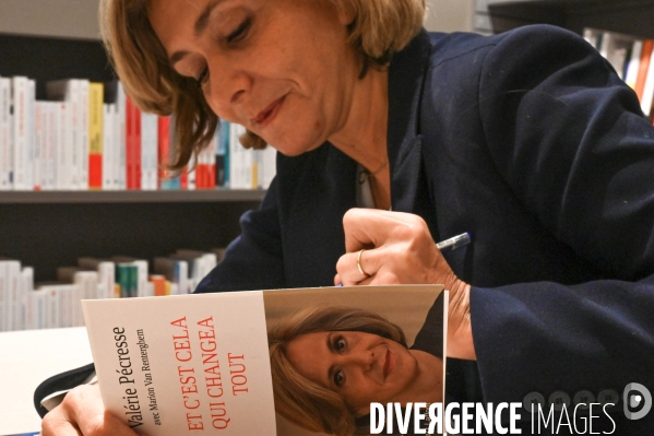 Valérie Pécresse dédicace son livre:  Et c est cela qui changea tout .