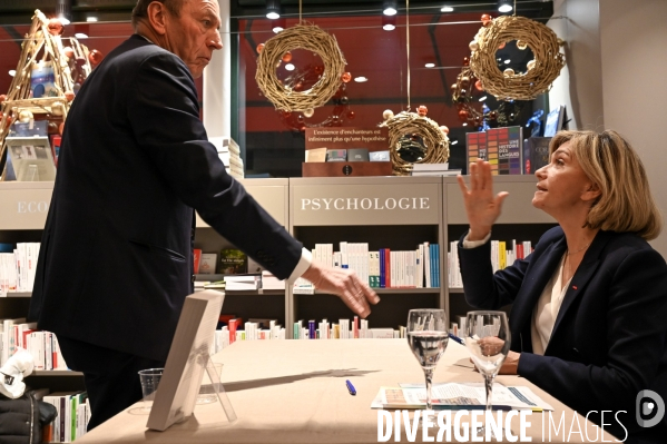 Valérie Pécresse dédicace son livre:  Et c est cela qui changea tout .