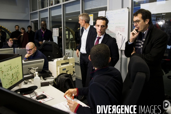 Jean-Baptiste DJEBBARI à la rencontre d agents de la SNCF.