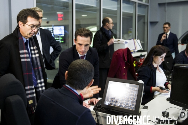 Jean-Baptiste DJEBBARI à la rencontre d agents de la SNCF.