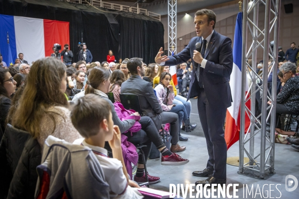Emmanuel Macron , grand debat national à Greoux-les-bains