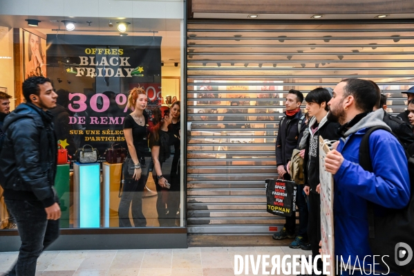 Anti black friday. Militants d Attac et d Exctinction rébellion