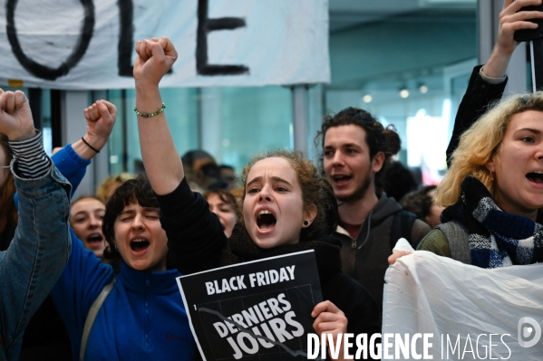 Anti black friday. Militants d Attac et d Exctinction rébellion