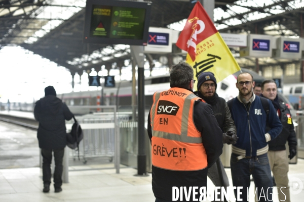 Grève du 5 décembre 2019 à Paris. Gares désertées. National strike of 5 December 2019 in Paris.