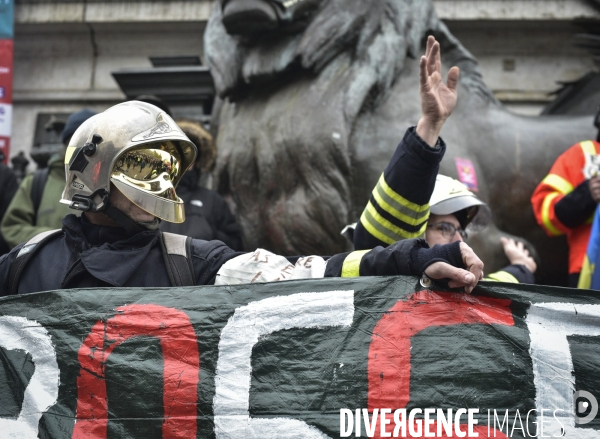 Manifestation pour la Grève du 5 décembre 2019 à Paris. National strike of 5 December 2019 in Paris.