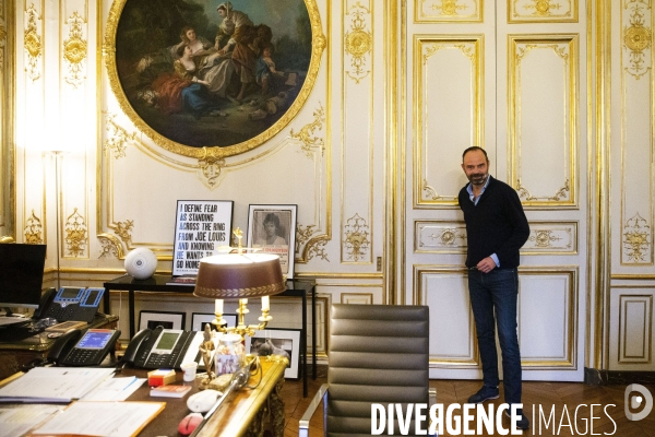 Le Premier Ministre Edouard PHILIPPE dans son bureau à l Hôtel Matignon  Le Premier Ministre Edouard PHILIPPE dans son bureau à l Hôtel Matignon.