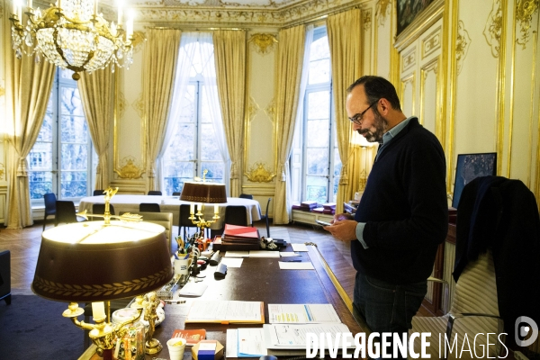Le Premier Ministre Edouard PHILIPPE dans son bureau à l Hôtel Matignon  Le Premier Ministre Edouard PHILIPPE dans son bureau à l Hôtel Matignon.