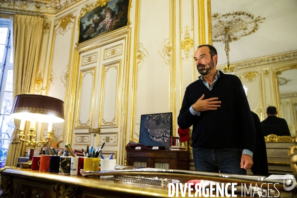 Le Premier Ministre Edouard PHILIPPE dans son bureau à l Hôtel Matignon  Le Premier Ministre Edouard PHILIPPE dans son bureau à l Hôtel Matignon.