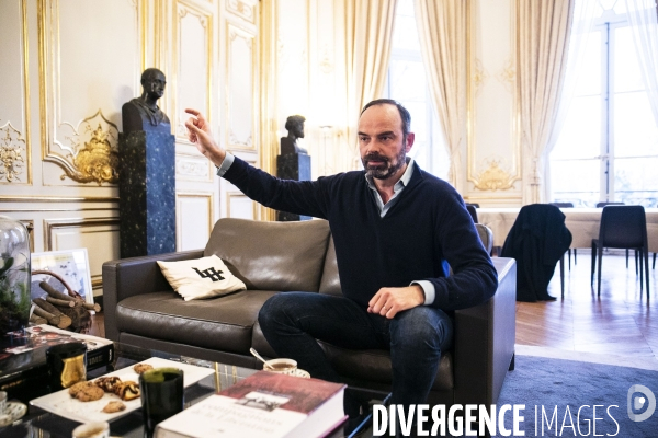 Le Premier Ministre Edouard PHILIPPE dans son bureau à l Hôtel Matignon  Le Premier Ministre Edouard PHILIPPE dans son bureau à l Hôtel Matignon.